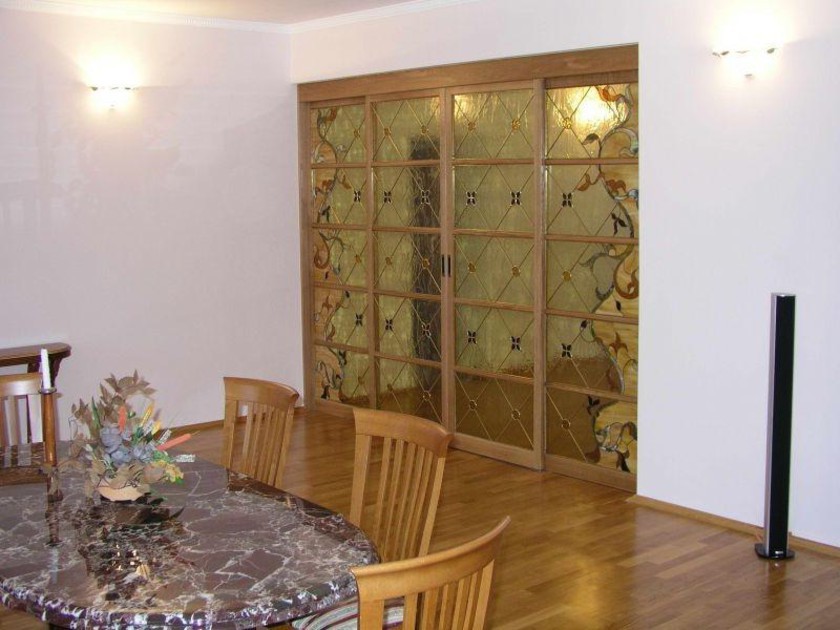 Перегородка для гостиной с цветным стеклом и декоративными вставками Брянск